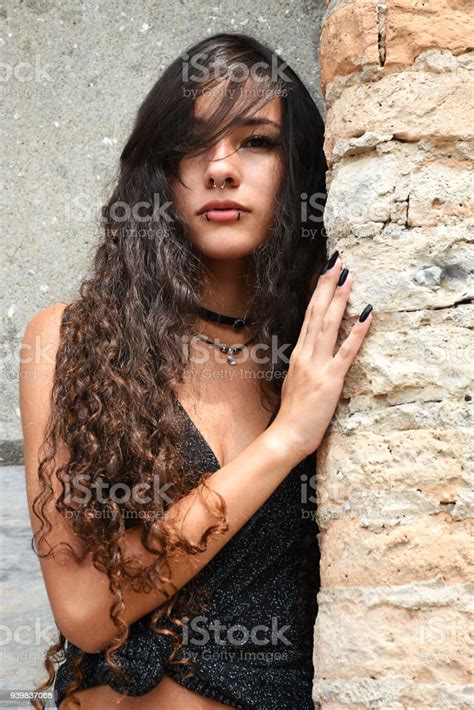 Retrato De La Hermosa Chica Foto De Stock Y Más Banco De Imágenes De