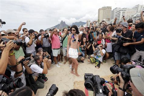 topless coletivo na praia de ipanema abre verão no rio fotos r7 rio de janeiro