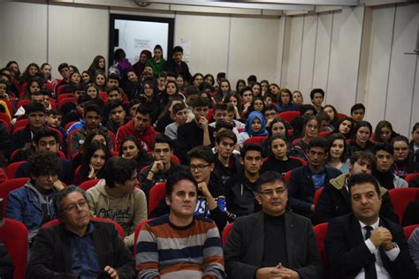 Adnan menderes anadolu lisesi bilgi çağını yakalamış, bilimsel düşüncenin hakim olduğu, tam donanımlı laboratuarlarıyla, teknolojinin bütün imkanlarından yararlanarak uyumlu, yaratıcı, girişken, sorgulayıcı, atatürk i̇lke ve i̇nkılaplarına bağlı, yurdunu ve milletini seven. Adnan menderes anadolu lisesi'nde karesispor coşkusu