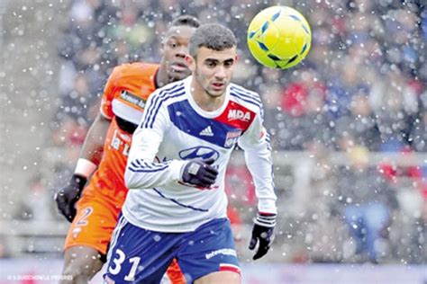 أكد مهاجم المنتخب الوطني رشيد غزال أن اللاعب الدولي رياض محرز يستحق التتويج بالكرة الذهبية التي يقدمها الإتحاد الدولي لكرة القدم فيفا، بعد قيادته فريق ليستر سيتي. رشيد غزال يقترب من نادي باريس سان جرمان