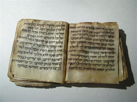 Museum Of The Bibles Ancient Hebrew Prayer Book Likely Looted From