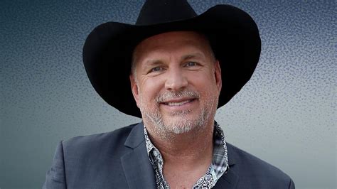 garth brooks has been in love ever since trisha yearwood put carhartts on to mend a fence