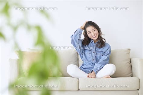 ソファでくつろぐ日本人女性の写真素材 [160463905] イメージマート