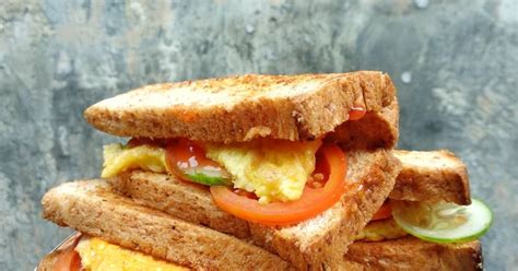 Sepotong tipikal dari roti gandum hitam menyediakan 65 kalori, sekitar 1 gram lemak, 12 gram karbohidrat, 1,5 gram serat, dan 2,1 gram protein. 258 resep sandwich roti gandum enak dan sederhana - Cookpad