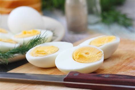 Manfaat makan telur rebus untuk diet merupakan pilihan yang tepat daripada telur goreng karena dapat meminimalisir penggunaan minyak goreng atau mentega yang berlebihan yang turut berpengaruh pada peningkatkan kalori dalam tubuh. Diet Telur Rebus Bisa Bikin Berat Badan Cepat Turun?