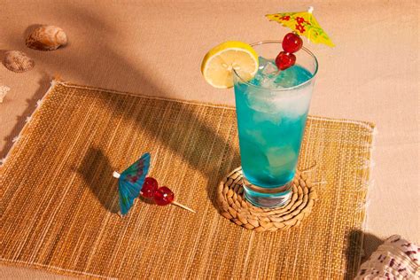 A russian guest whose request for going to the pool was turned down as the hotel didn't have a pool. Swimming Pool Cocktail Rezept | Klassische Cocktails ...