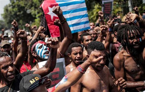 Sandiwara Mahasiswa Papua Angkat Tangan Kiri Tapi Otak Belok Kanan