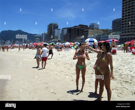 Sexy Frauen Am Strand Von Ipanema Rio De Janeiro Brasilien Stockfotografie Alamy