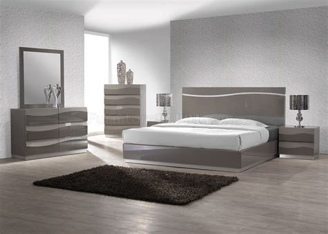 Get traditional formal bedroom furniture at the best price. Delhi 5Pc Bedroom Set in Gloss Grey by Chintaly w/Options