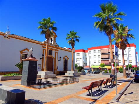 Llamamos longitudes o meridianos a los 360 círculos grandes de la esfera que pasan a través de los dos polos y que son. Foto: Plaza de Belén - Pilas (Sevilla), España