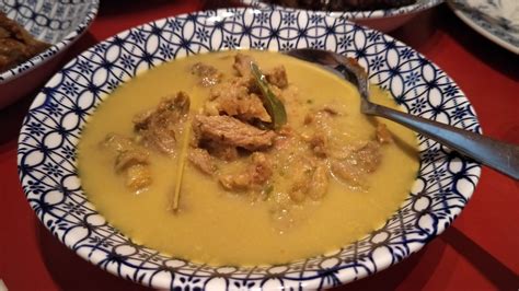 Ramai yang sudah beri amaran kepada rhys, hidangan ini pedas, tapi rhys ingin mencubanya juga. Daging Salai Masak Lemak Cili Api