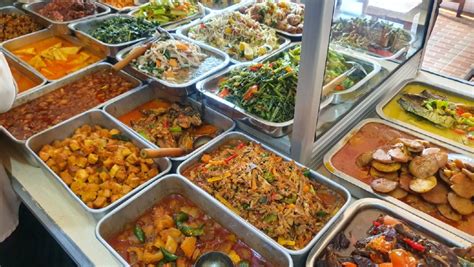 Banner disertai menu makanan yang tersedia sehingga lebih informatif. Contoh Banner Pembukaan Kedai Makan - desain spanduk keren