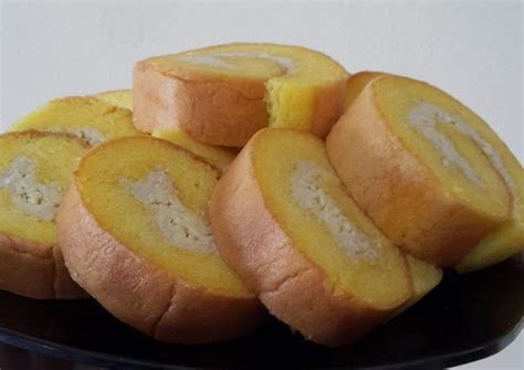 Bolu gulung (swiss roll) adalah kue bolu yang dipanggang di loyang dangkal, diberi isi berupa selai atau buttercream dan digulung. 17 Resep Bolu Gulung dengan Berbagai Kombinasi Varian Rasa dan Isi