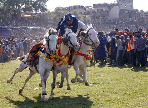 Hola Mohalla 2015 Facts History Rituals Surrounding The Sikh