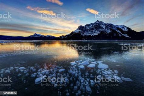 선라이즈 얼음 거품 아브라함 레이크 클리어워터 카운티 Ab를 캐나다 에이브러햄 호수에 대한 스톡 사진 및 기타 이미지