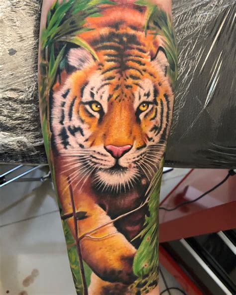 Incrível Tatuagem Realista colorido de um impressionante tigre em