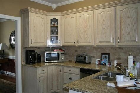 In the past, the whitewash process for cabinets involved mixing ordinary white paint with a thinner to create a white stain, creating inconsistencies in the cabinets' color. Picking color to paint kitchen cabinets, Pic