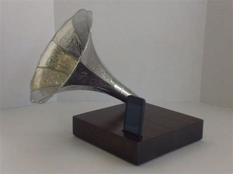 Modernized Phonograph Iphone Speaker Antique Style Iphone