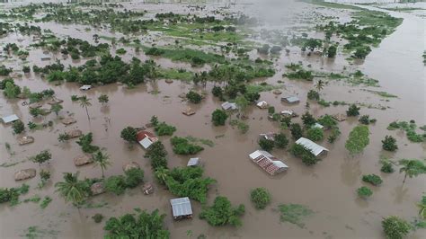 La tempête chalane touche les côtes du mozambique. Mozambique: Cyclone Idai makes landfall, causing ...