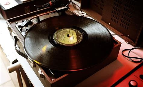 9 Best Vintage Turntable Of All Time For That Classic Throwback Feel