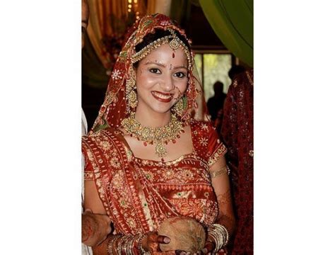 The Beautiful Gujarati Bride Bridal Hairstyle Bridal Saree And More