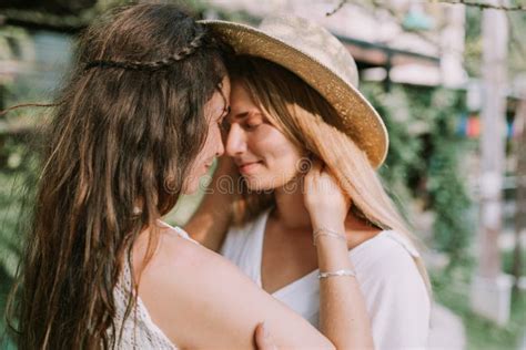 Duas Mulheres Lésbicas Abraçando Ao Ar Livre Imagem de Stock Imagem
