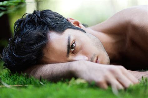 Фото Парень лежит на траве By Lukassowada