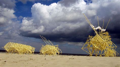 Scroll below and check more details. Theo Jansen ukazuje chůzi svých soch Strandbeests ...