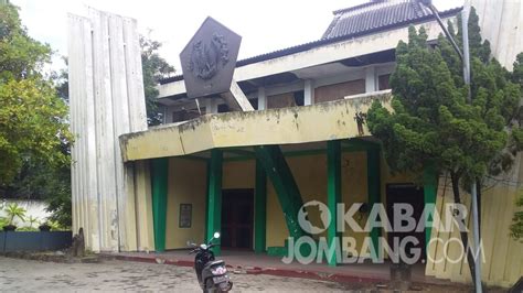 Namun, bagi anda yang membawa kendaraan, siapkanlah dana tempat wisata sejarah yang juga dikenal dengan nama gedung juang tambun ini berlokasi di jalan sultan harga tiket masuk fun park waterboom sangat terjangkau. Gedung Juang 45 Jombang, Nasib mu Kini | Kabar Jombang