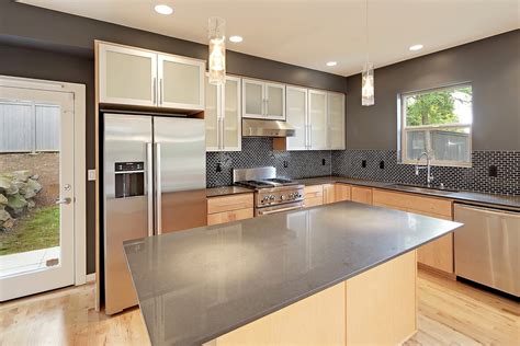 Mira estas fotos hermosas de diseños de cocinas modernas e integrales que son ideales para casas de espacios. Cocinas modernas pequeñas | Hoy LowCost