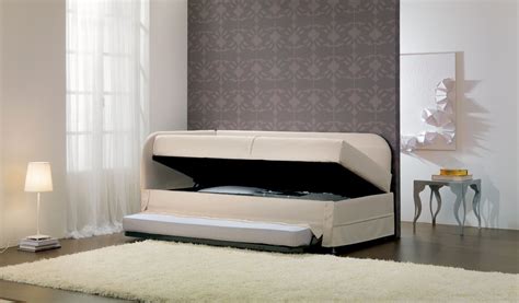 La robusta struttura di questo divano letto con apertura orizzontale presenta un comodo materasso in poliuretano espanso spesso 15 cm, nonché una solida rete ortopedica a doghe. Golf 320G letto divano singolo con base contenitore e rete extra OGGIONI | Divano letto, Divano ...