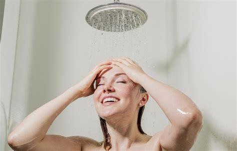 Lauter Sex Unter Der Dusche Besorgte Nachbarin Ruft Die Polizei