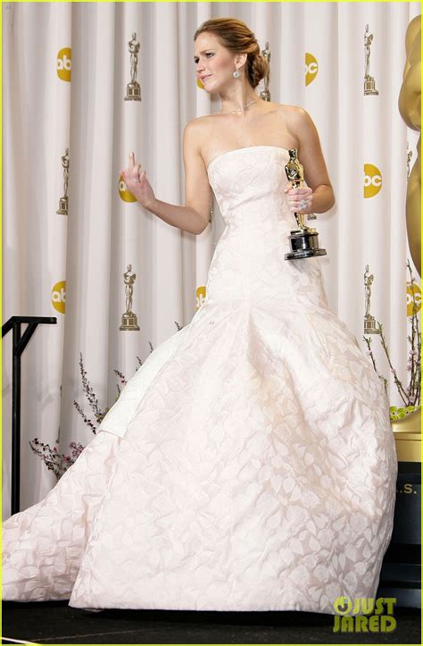 Jennifer Lawrence Middle Finger Flash In Oscars Press Room Photo