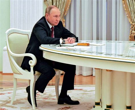 Macron And Putins Meeting On An Huge Table Got The Meme Treatment