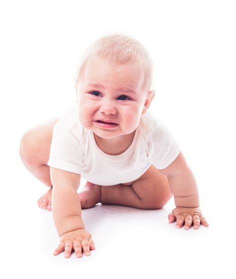 Bebé Llorando Intenta Gatear Aislado Sobre Fondo Blanco Foto Premium