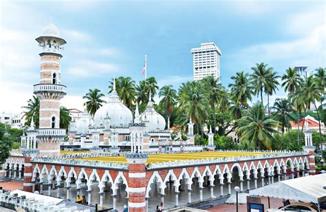 Masjid jamek is one of the oldest mosques in kuala lumpur and is unique with its brand of moorish architecture. Masjid Jamek Mosque - Kuala Lumpur - Arrivalguides.com