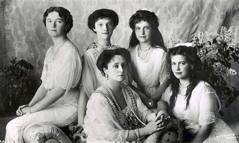 Anastasia Tweede Van Rechts Haar Moeder En Zussen In 1913 Anastasia