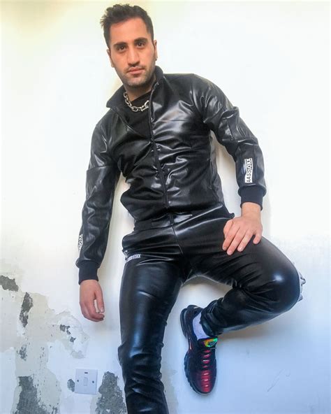 Pin Von Christophe Baert Auf Leathereds Stylés In 2020 Männer Kleidung Leder Kleidung