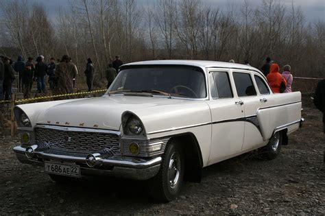 Créée en 1955 pour relancer le constructeur gaz après l'essoufflement de la pobieda, la volga a tout de suite rencontré un vif succès. File:Russian car GAZ-13 Chaika.jpg - Wikimedia Commons