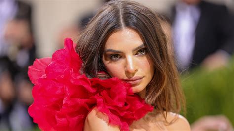 Emily Ratajkowski Alleges Robin Thicke Fondled Her On Blurred Lines