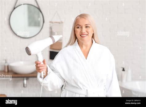 Mature Woman Shower Drying Hi Res Stock Photography And Images Alamy