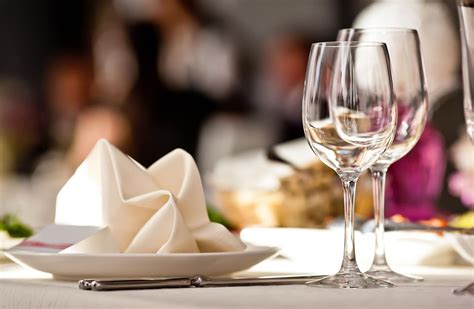 the do s and don ts of fine dining etiquette man of many