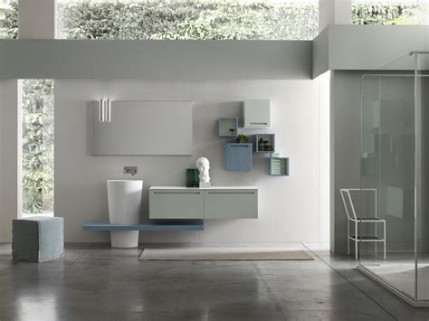 L'interior design dedica attenzione e cura alla progettazione bagno, sperimentando accostamenti di forme e materiali inediti. Come scegliere i pensili per il bagno? | DESIGN STREET