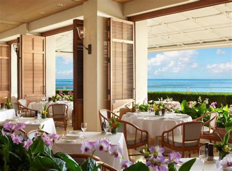 This Oceanfront Hotel Restaurant In Hawaii Serves The Best Sunday