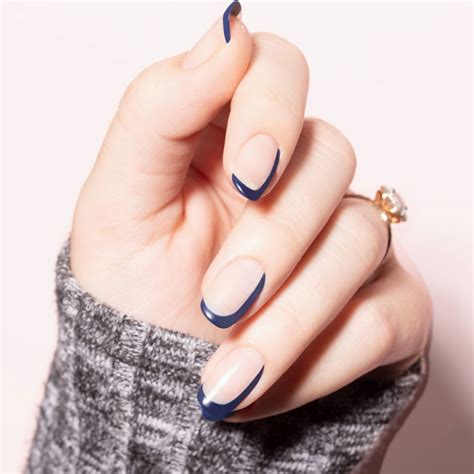 These Navy Blue Nails Flip The Script On The French Manicure Trend