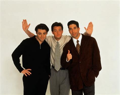 Not wanting to destroy her family, chandler urges. Joey, Chandler i Ross - Central Perk F.R.I.E.N.D.S.