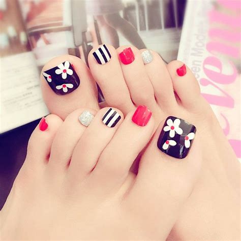 Mira este completo manual con videos explicativos y el paso aunque no es difícil el proceso de como pintar uñas de forma fácil y muy bonitas sí que conlleva como pintar las uñas de los pies bonitas. Pin de maritza rivera en Uñas pies | Uñas de pies sencillas, Diseños de uñas pies, Uñas pies ...