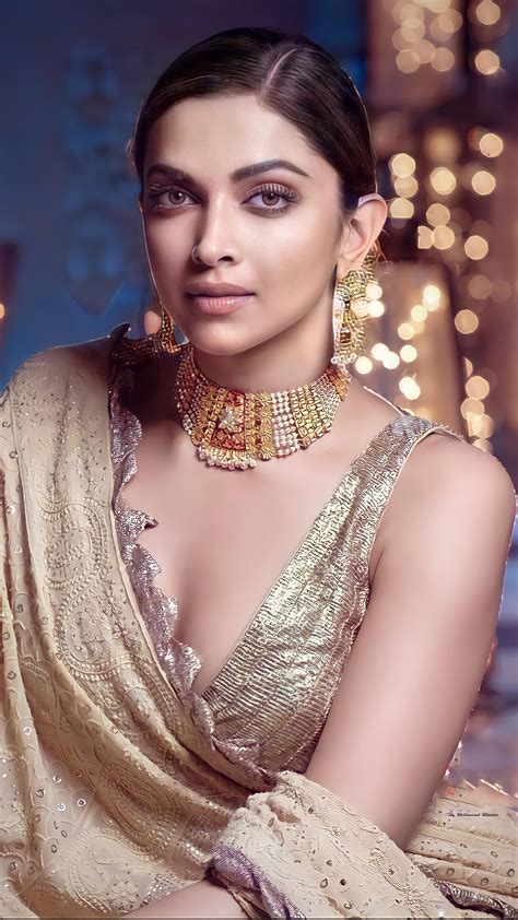 Sexy Cleavage Of Deepika Padukone In Sleeveless Saree R
