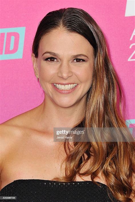Sutton Foster Arrives At The Tv Land Icon Awards At The Barker Hanger