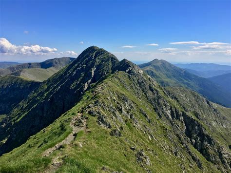 It is located in argeș county, in the făgăraș mountains of the southern carpathians. Sus de tot - Varful Moldoveanu - Explore&GIS